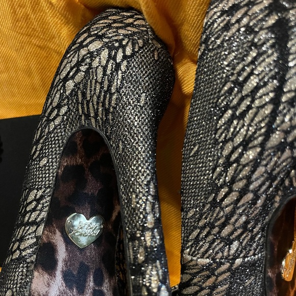 Sz 7 Black Gold Lace Betsy Johnson Platform Heels - Picture 3 of 7